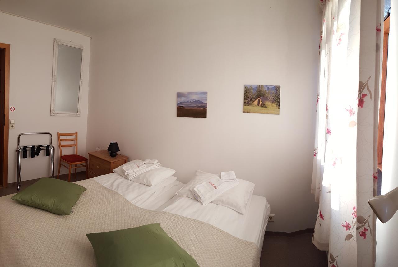 Guesthouse Leirubakki Asolfsstathir 外观 照片